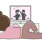 テレビを見ている女の人